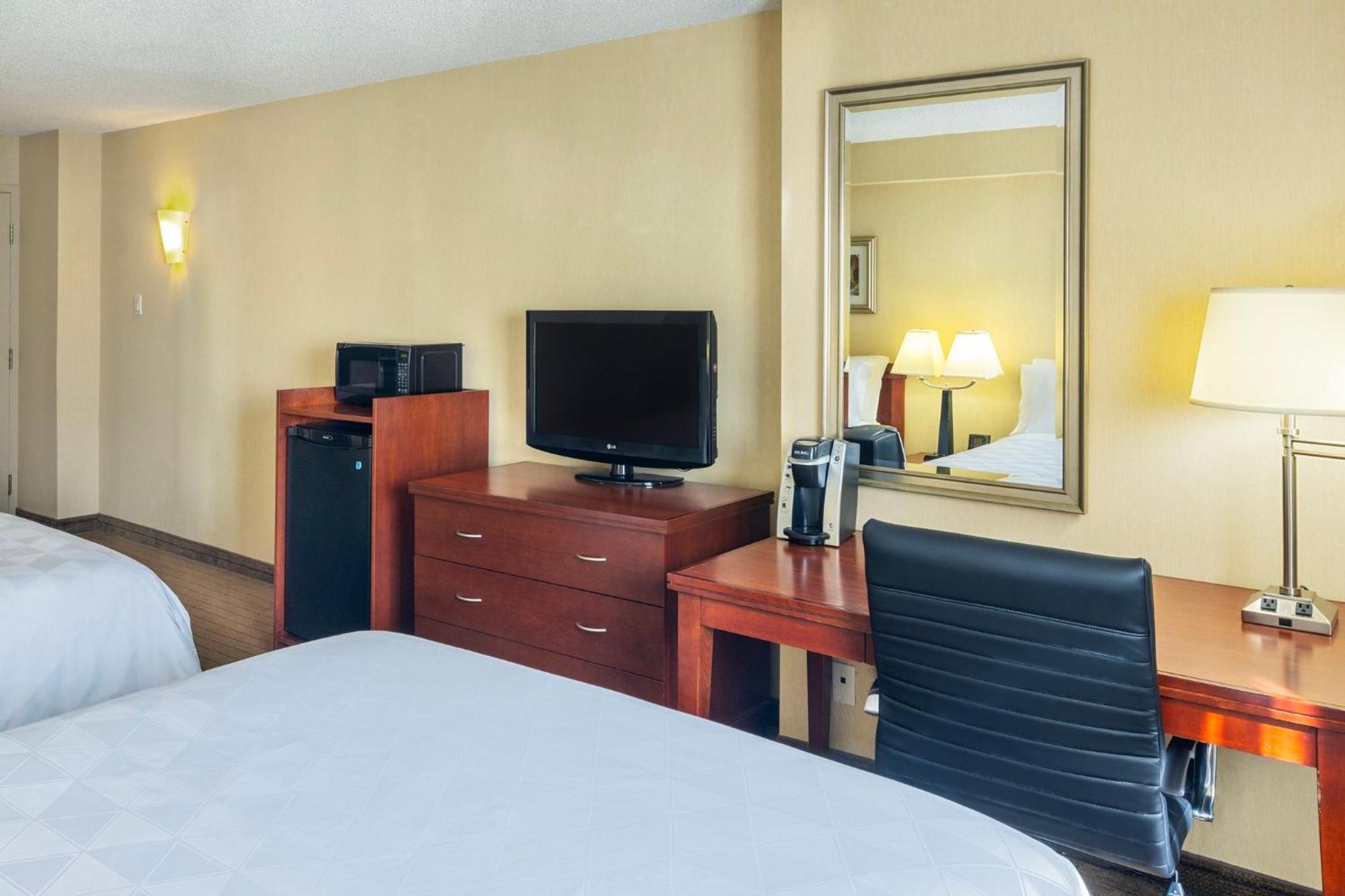 Holiday Inn Laval Montreal By Ihg Exterior photo
