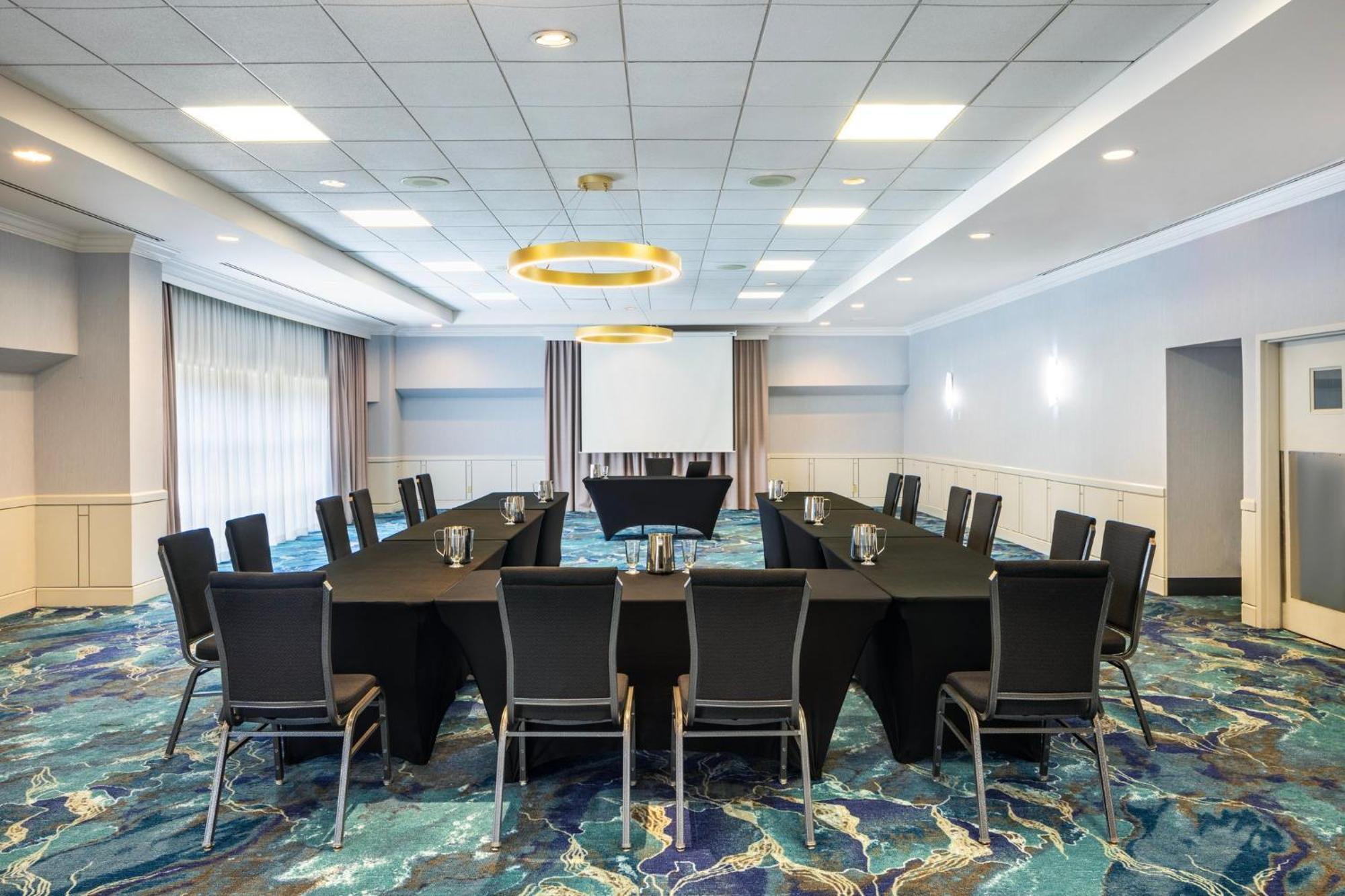 Holiday Inn Laval Montreal By Ihg Exterior photo