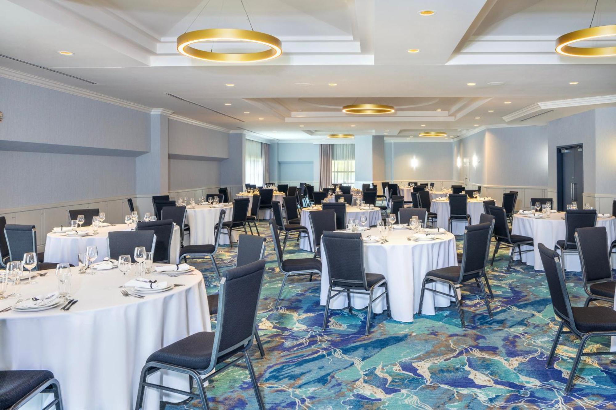 Holiday Inn Laval Montreal By Ihg Exterior photo