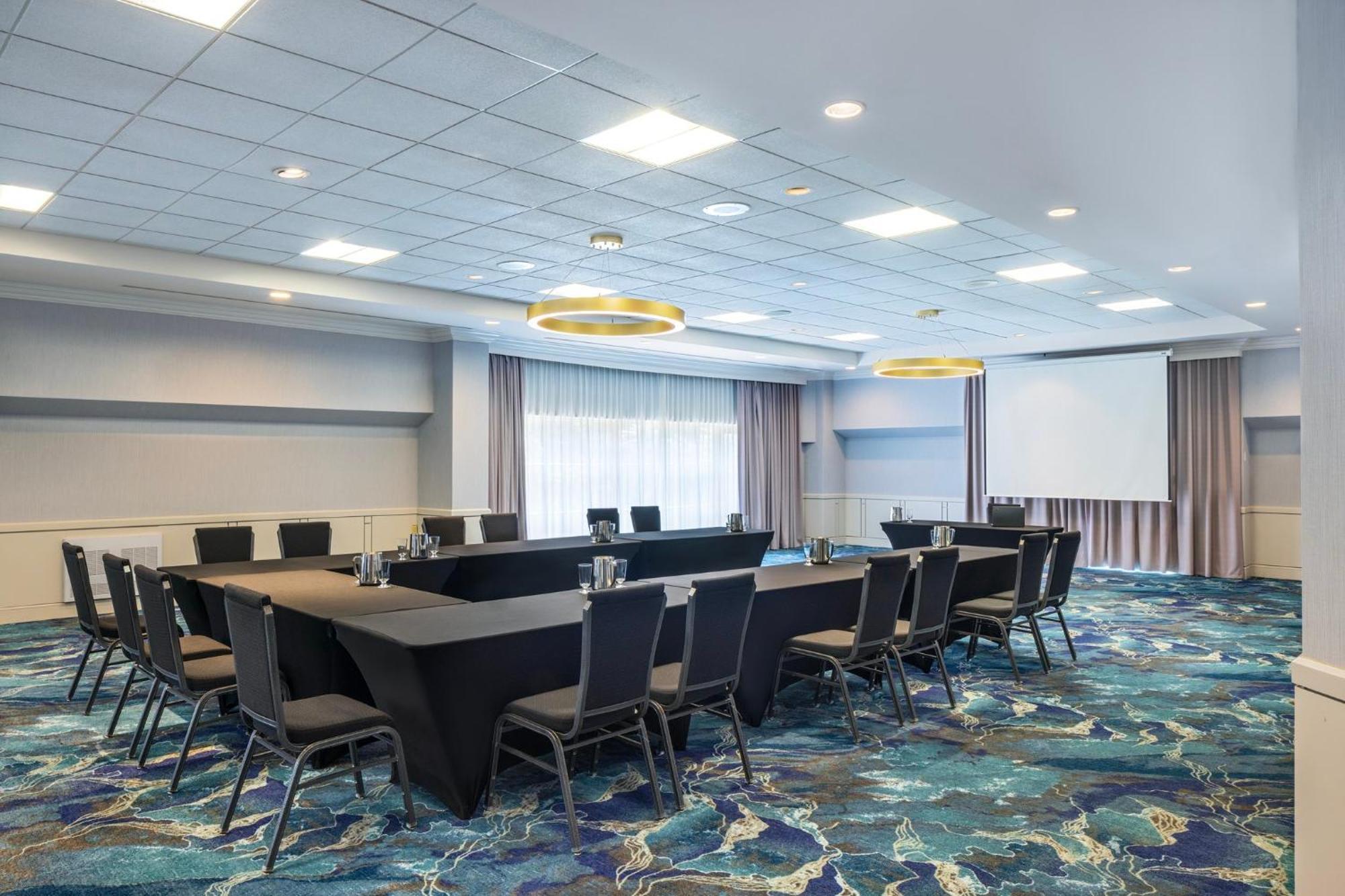 Holiday Inn Laval Montreal By Ihg Exterior photo