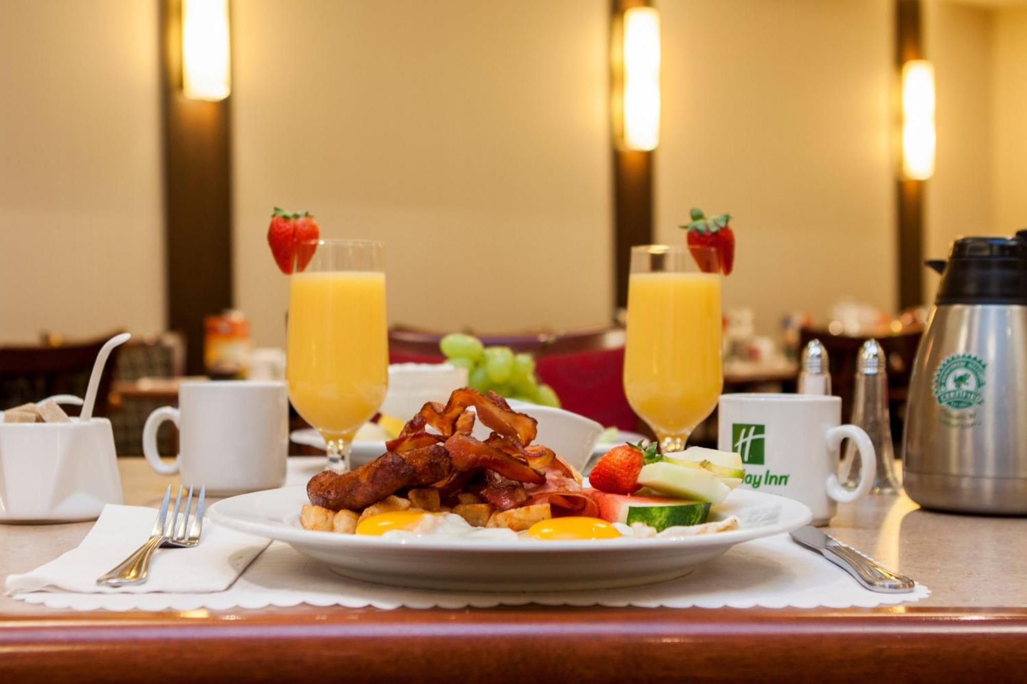 Holiday Inn Laval Montreal By Ihg Exterior photo